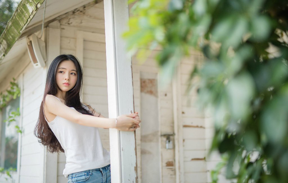 随着太史慈一声令下，一名士卒挑着一颗人头出现在江岸边。